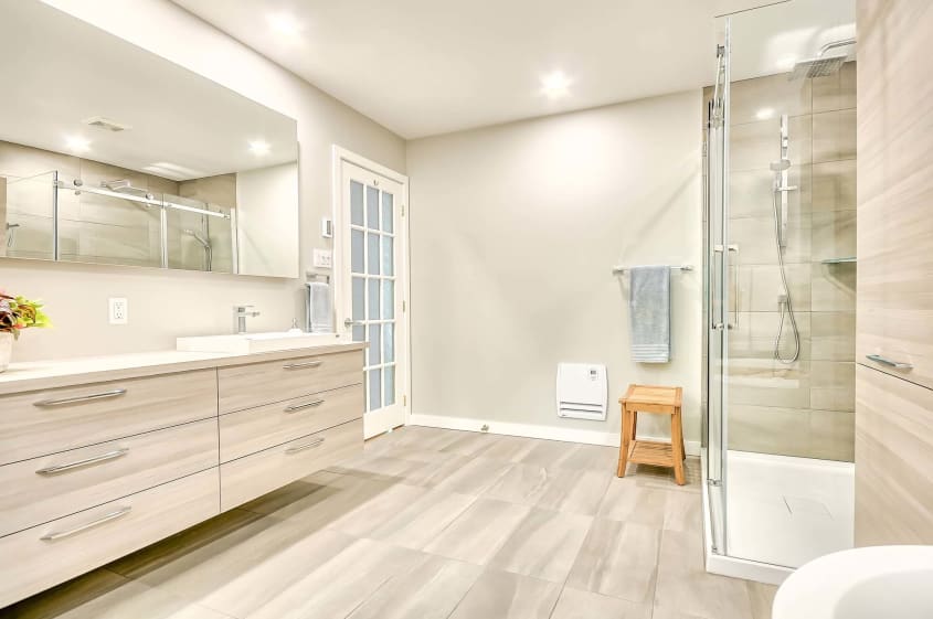 salle de bain rénovée dans les tons de beige