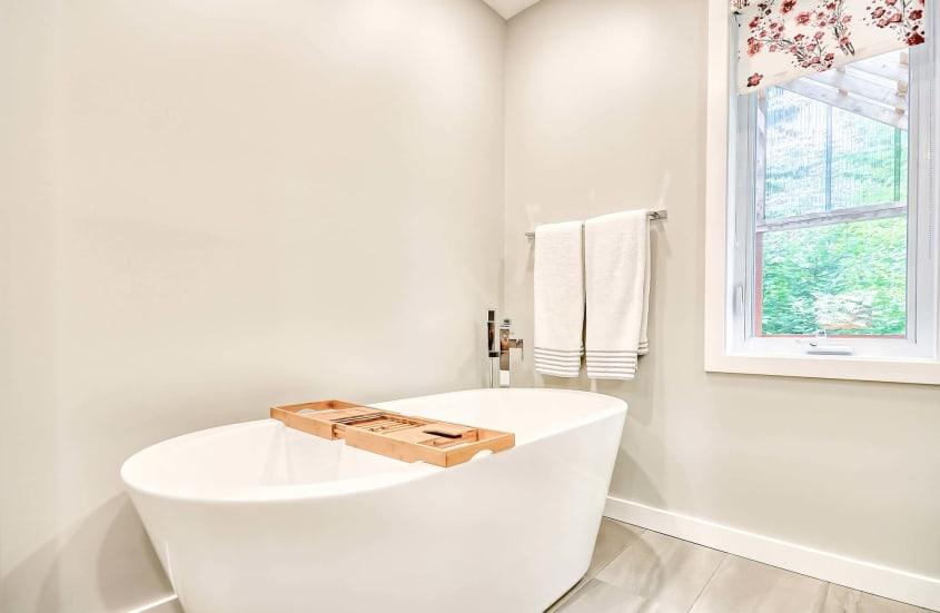 bain autoportant blanc avec murs pâles