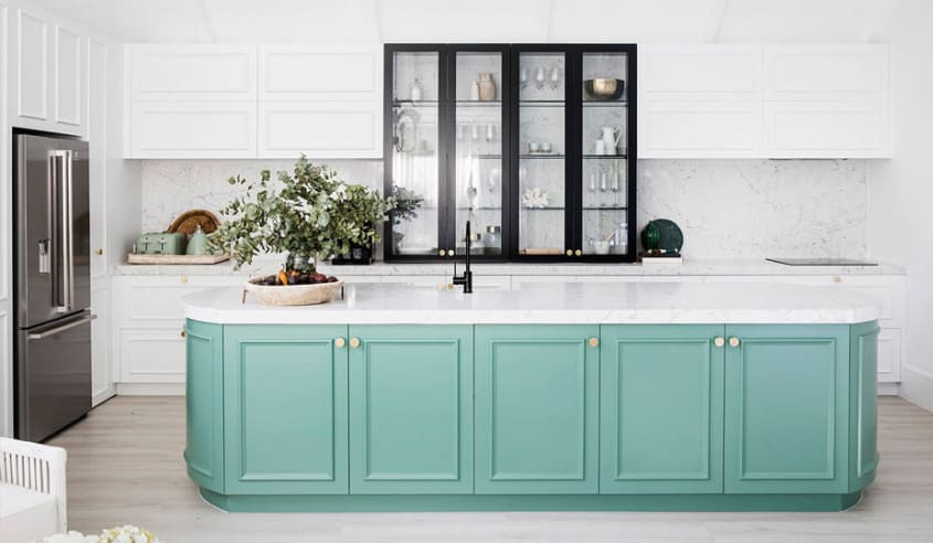 ilot-turquoise-dans-cuisine-blanche