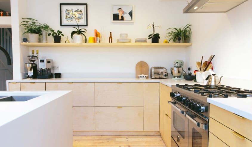 cuisine-avec-armoires-en-bois-presse