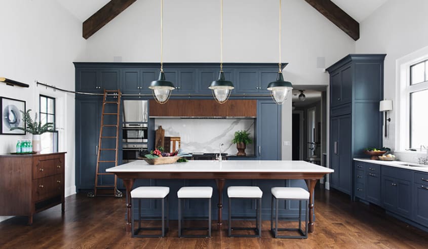 cuisine-avec-armoire-bleu-fonce-et-bois