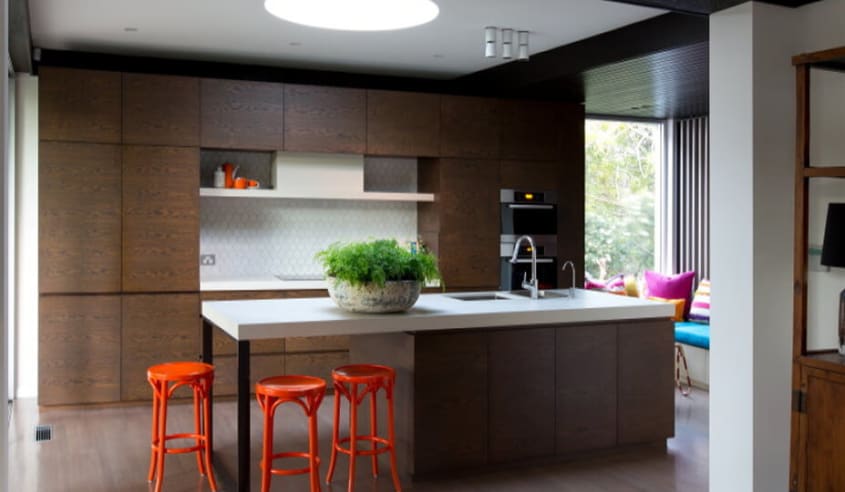cuisine-mid-century-avec-armoires-de-bois-foncé