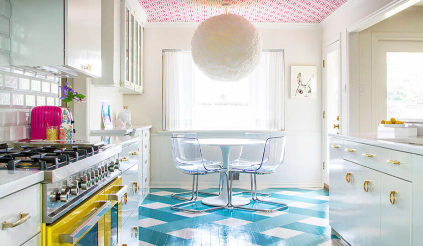 cuisine-colore-avec-plafond-et-plancher-a-motif