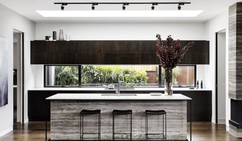 kitchen-with-window-backsplash