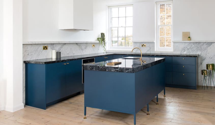 cuisine-avec-armoire-bleue-et-marbre
