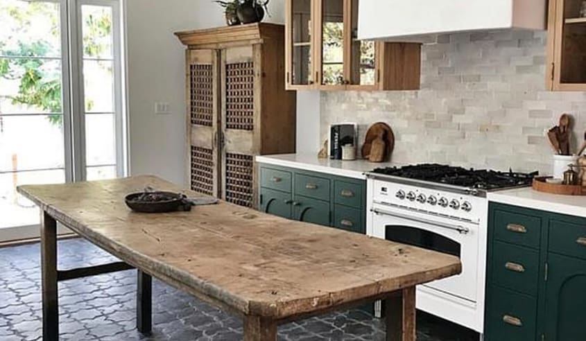 cuisine-avec-vieille-table-servant-d’ilot