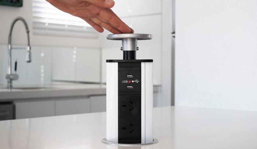 tour electrique retractable avec prise de courant