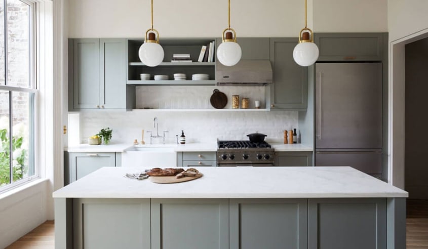 cuisine-grise-avec-luminaire-or