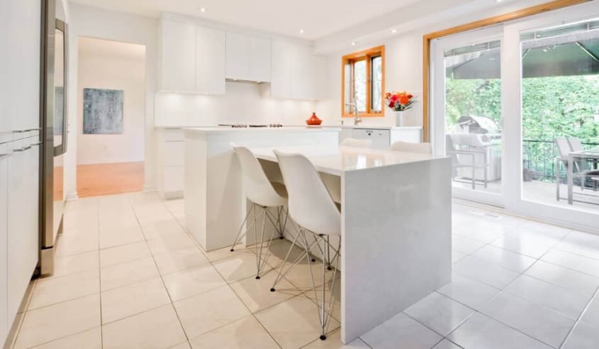 cuisine-blanche-avec-ilot-en-quartz