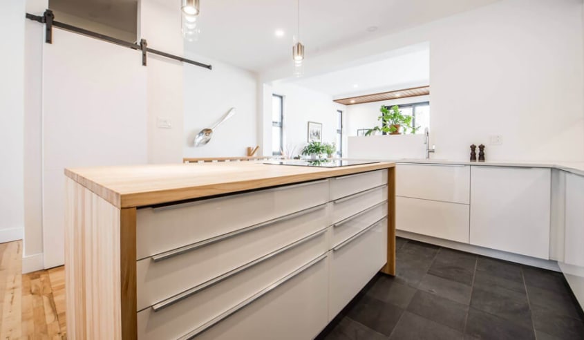 ilot-de-cuisine-moderne-avec-comptoir-en-bois