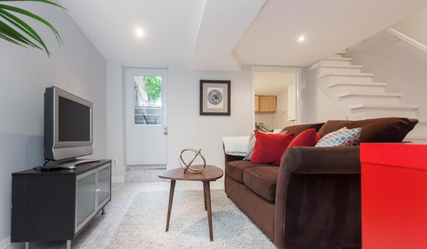 appartement-au-sous-sol-avec-mur-blanc