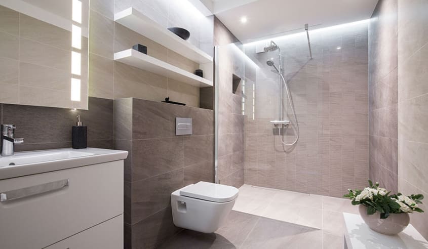 grande-salle-de-bain-avec-toilette-murale