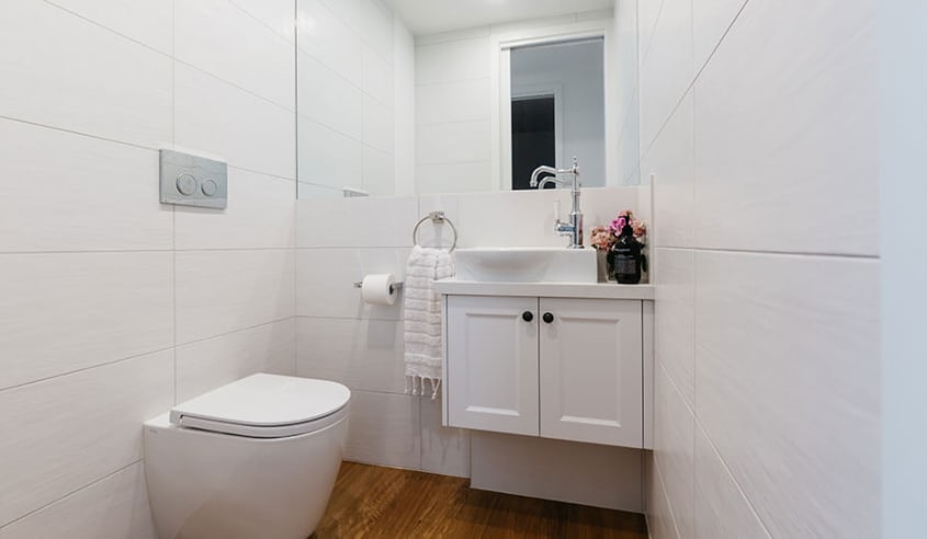 toilette-encastrée-dans-salle-de-bain-blanche