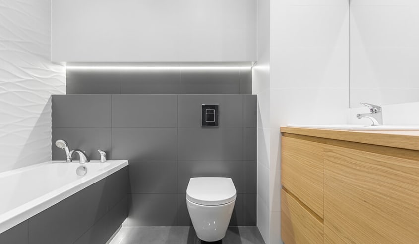 toilette-murale-dans-salle-de-bain-moderne