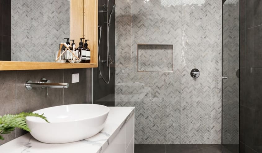robinet mural dans une salle de bain moderne avec vasque blanche et douche en céramique