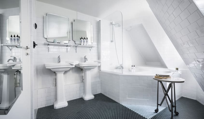 salle de bain avec lavabo sur piedestal et céramique type subway