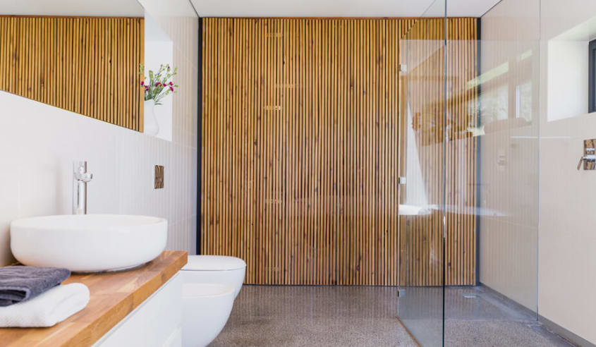 salle de bain contemporaine avec mur d'accent en bois