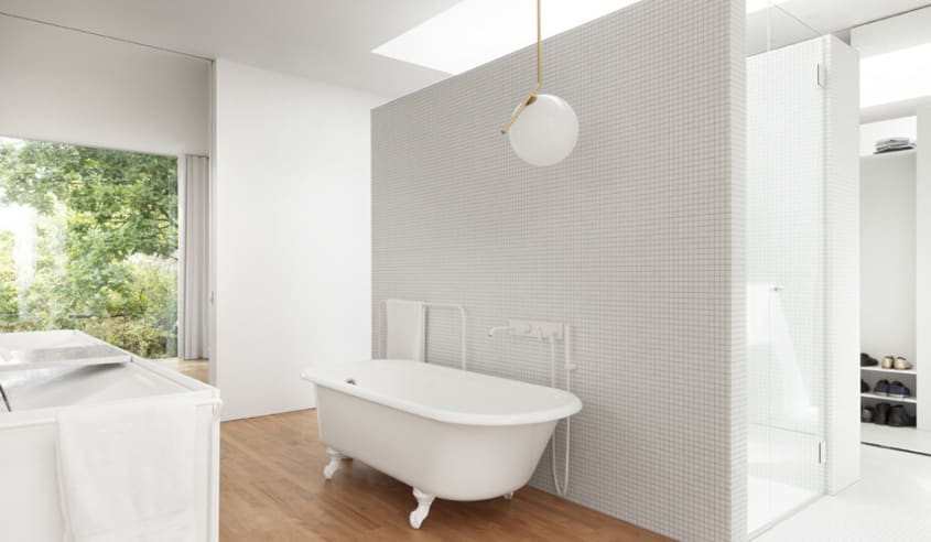 contemporary_bathroom_with_old_bathtub