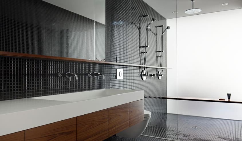 salle de bain avec céramique noir et vanité en bois