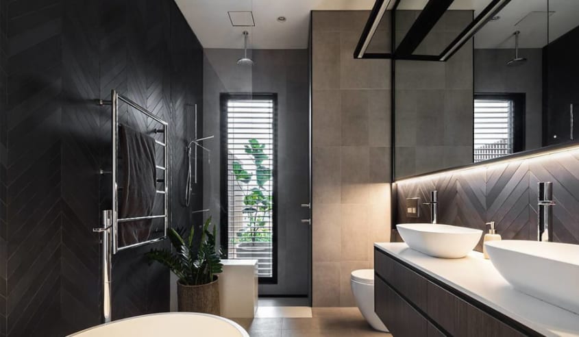 salle-de-bain-avec-céramique-noire-matte-à-chevron
