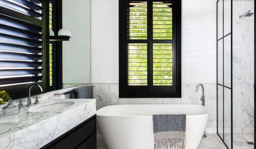 salle de bain avec volets noirs