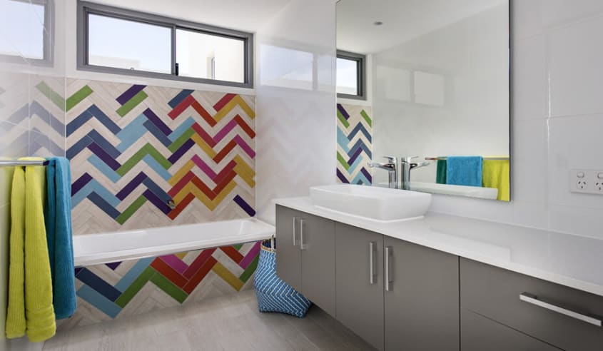 salle-de-bain-d'enfant-avec-céramique-colorée