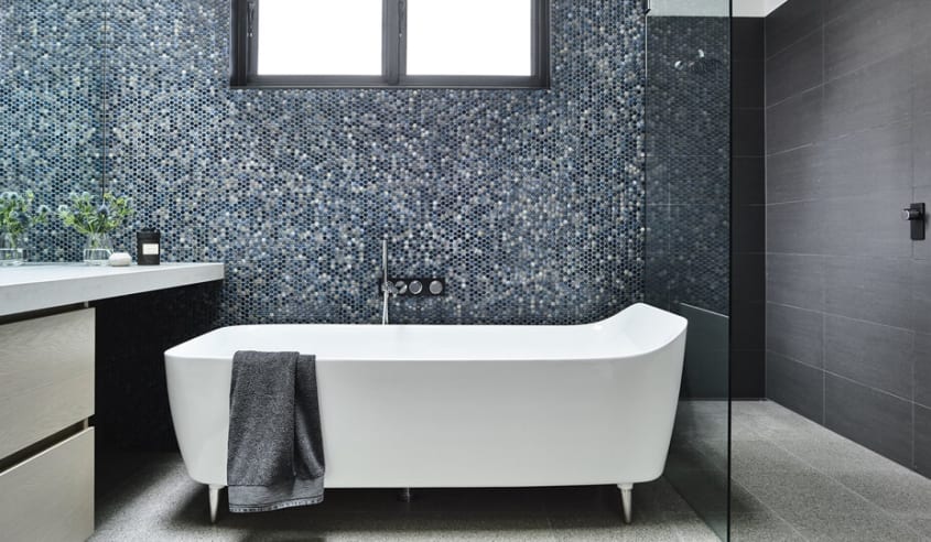 salle-de-bain-masculine-avec-céramiques-mélangées