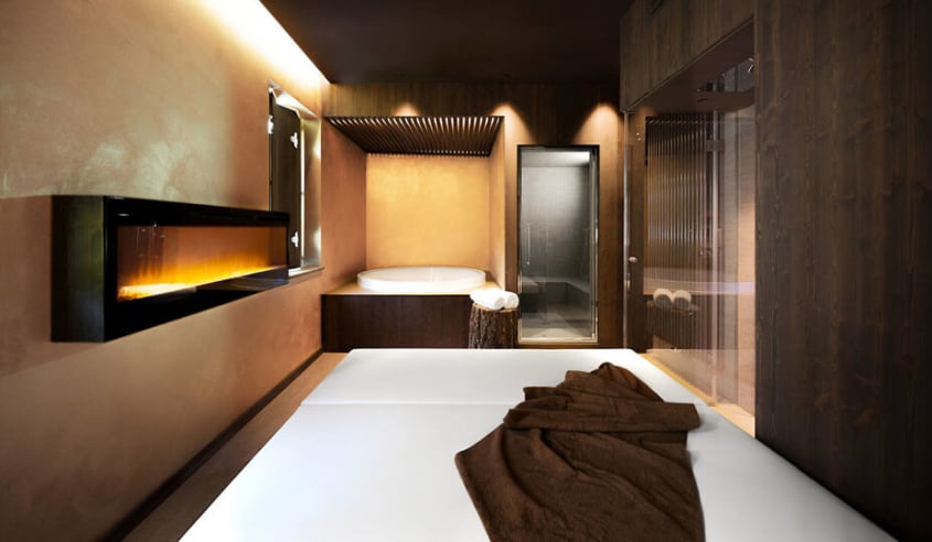 salle de bain avec foyer et sauna