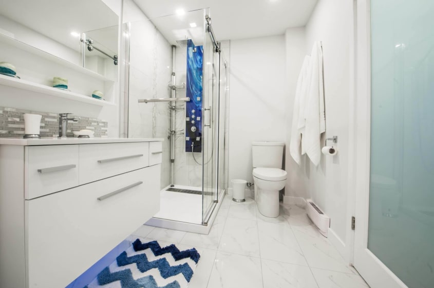 grande salle de bain moderne