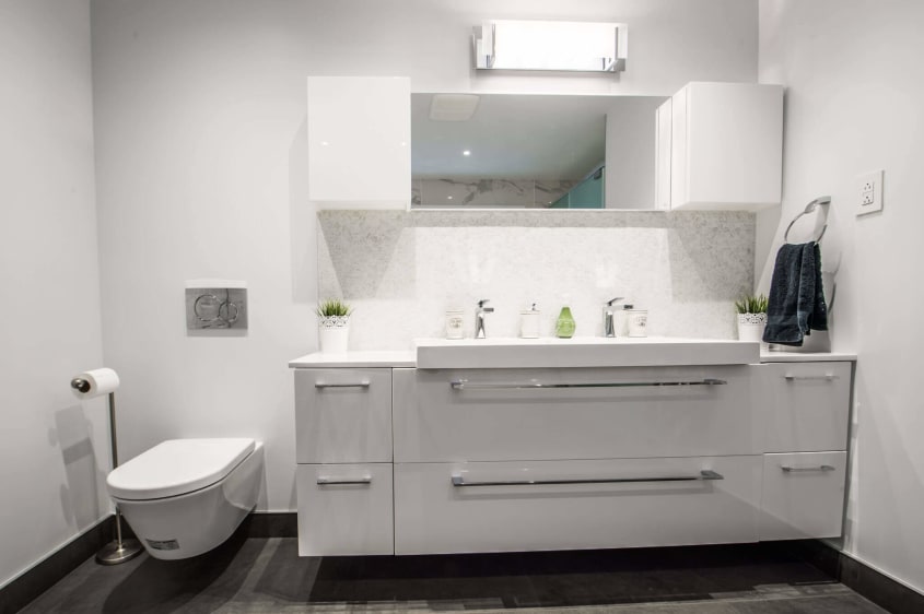 salle de bain blanche
