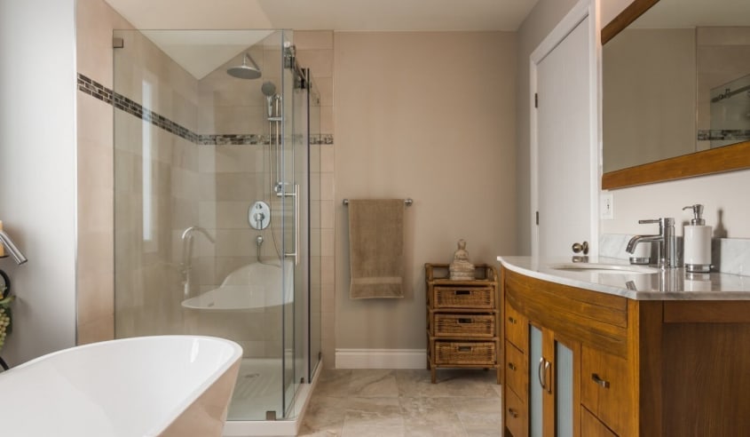 grande salle de bain avec vanite