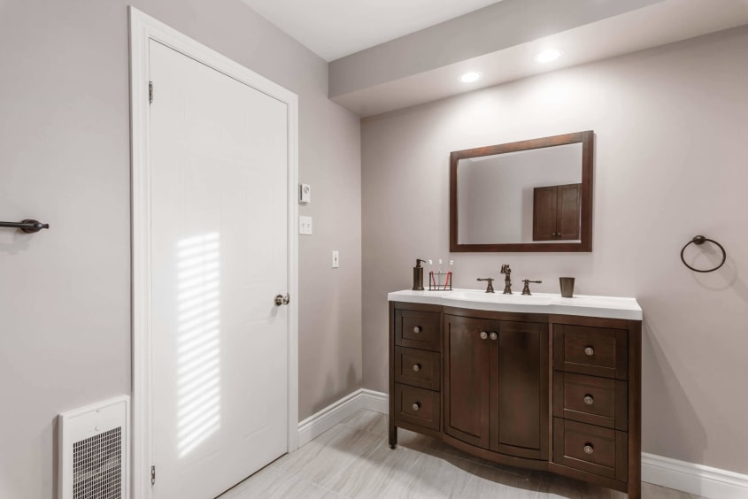 salle de bain vanité brune