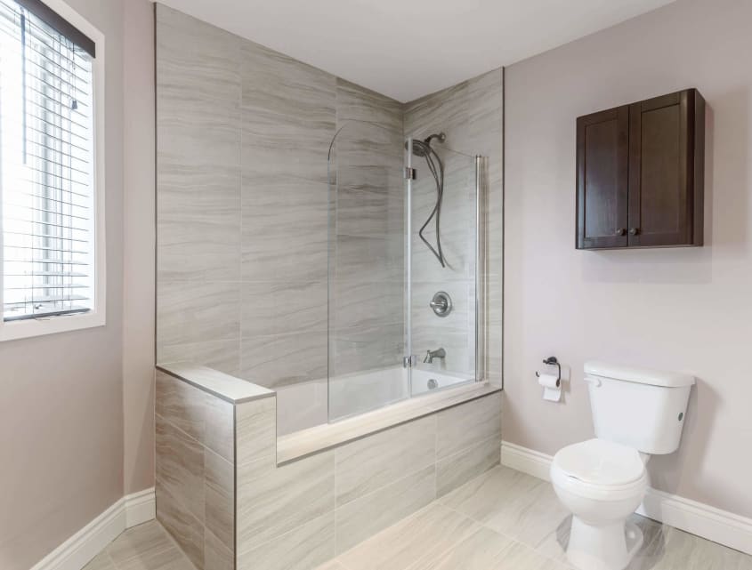 bain encastré aux murs salle de bain