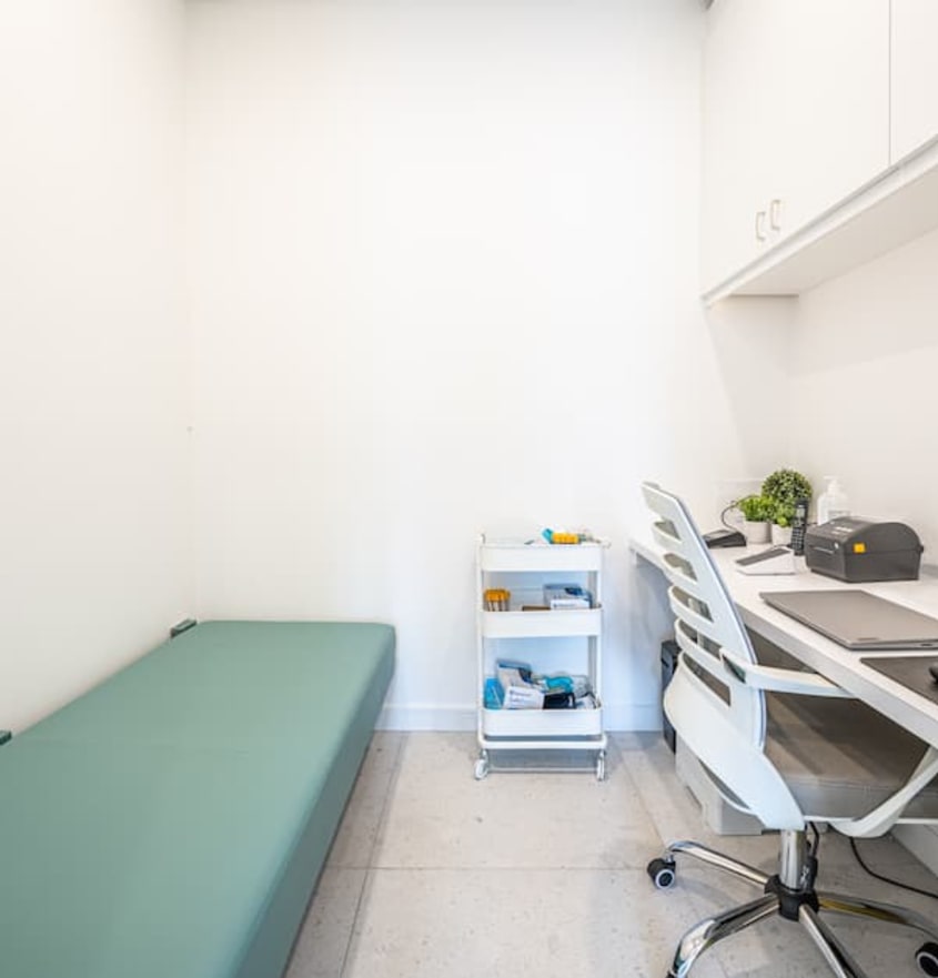 Bureau avec une table d'examen