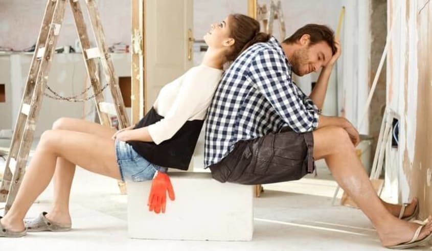 Couple exténué sur chantier de rénovation