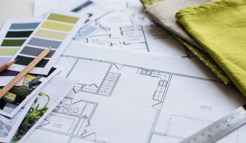 Plans de designer d'intérieur avec échantillons de couleurs et de tissus