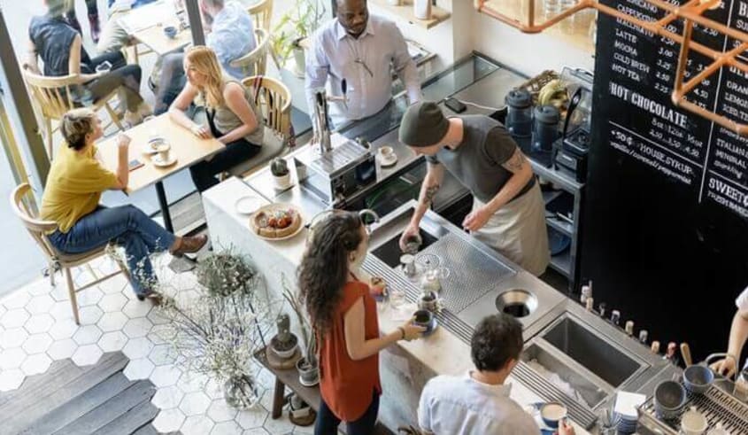 clients dans un café renové RénoAssistance