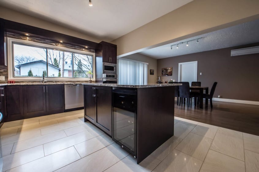 grand ilot de cuisine brun